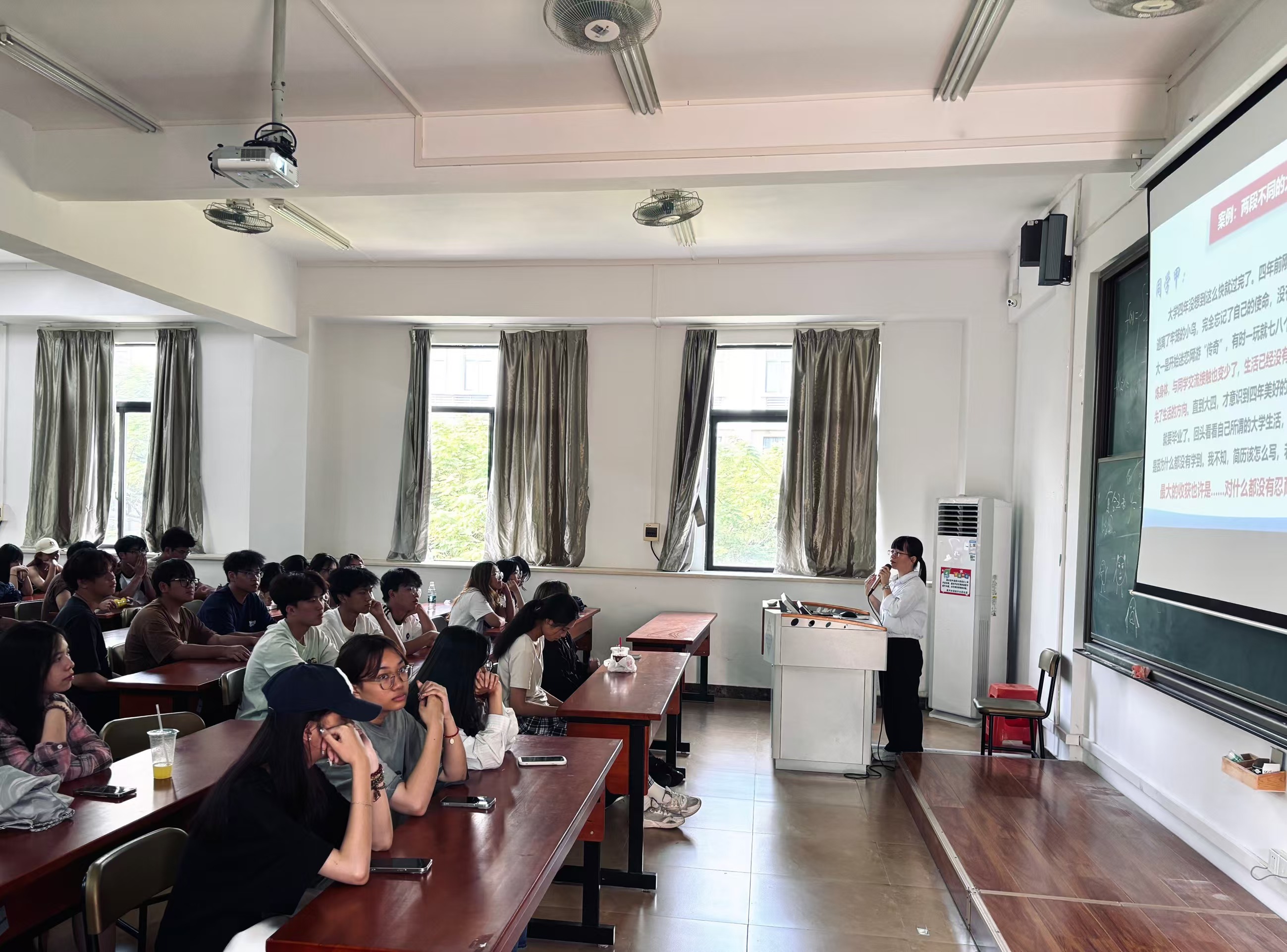 黎璇老师讲座.jpg 黎璇老师讲座.jpg