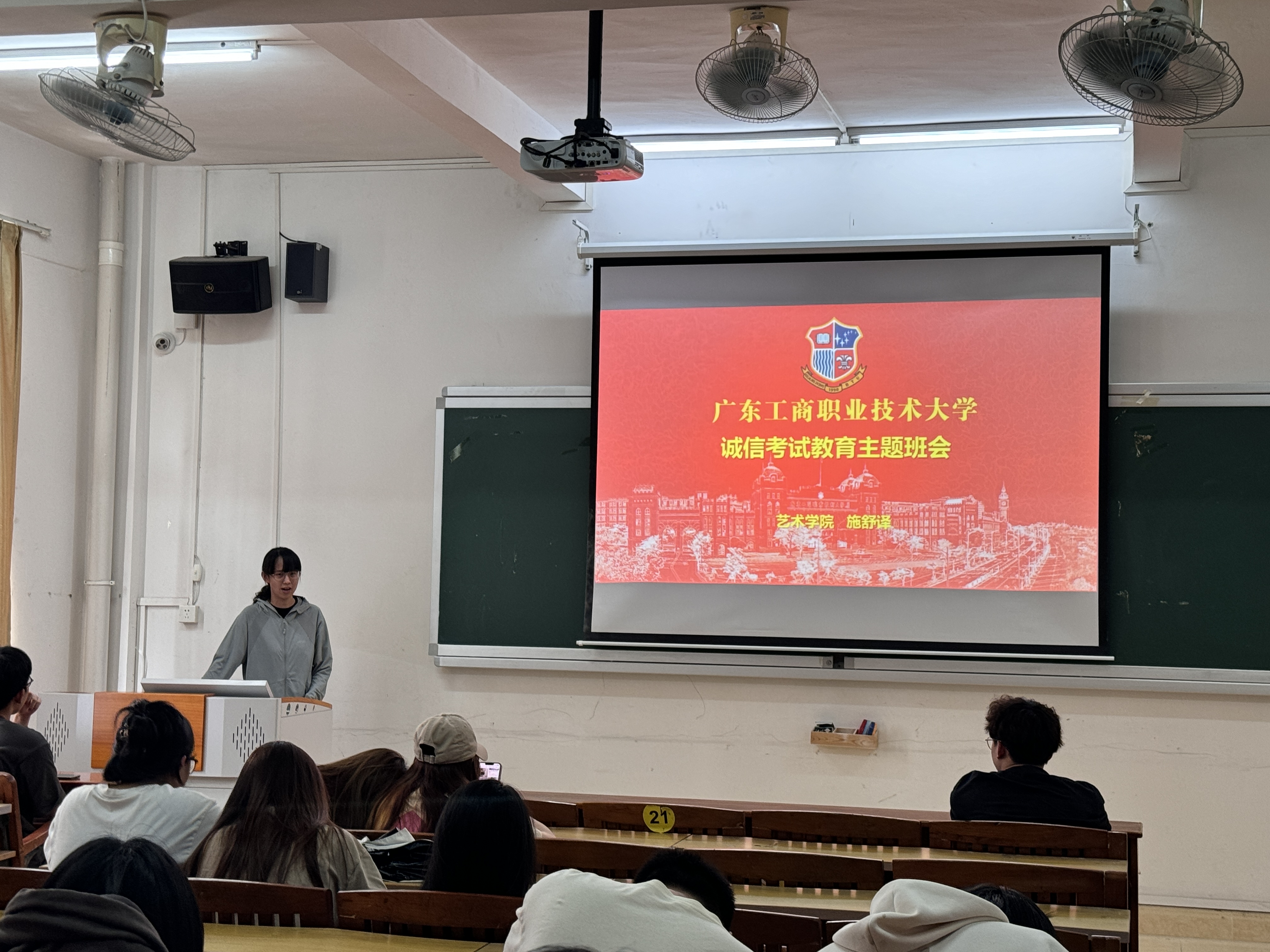 施老师.jpg 施老师.jpg