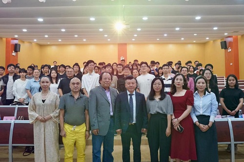 企业代表与3044永利集团官网师生合照.jpg 企业代表与3044永利集团官网师生合照.jpg