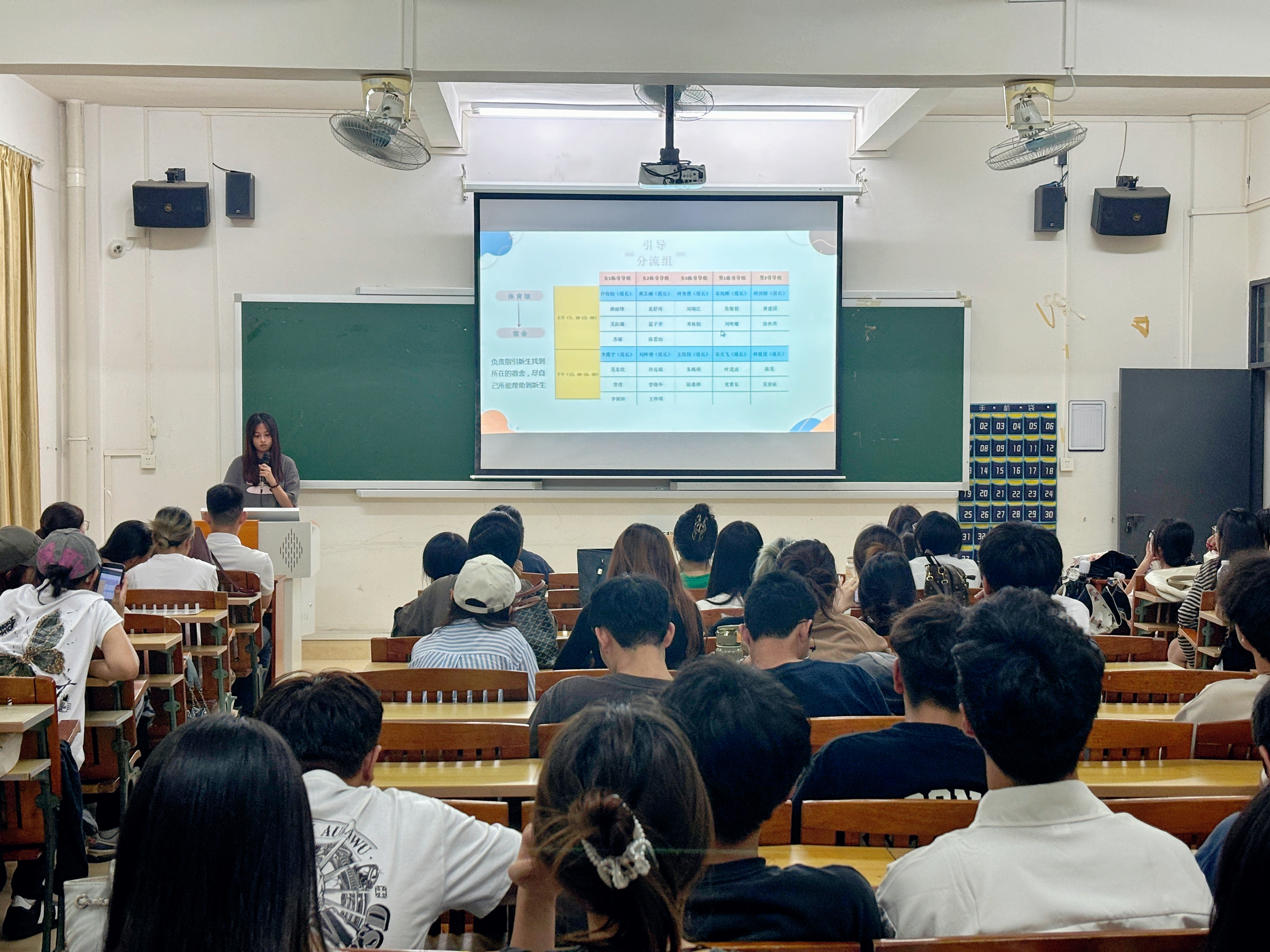 3图为青年志愿者中队中队谭雅薇进行志愿者份分工.jpg 3图为青年志愿者中队中队谭雅薇进行志愿者份分工.jpg