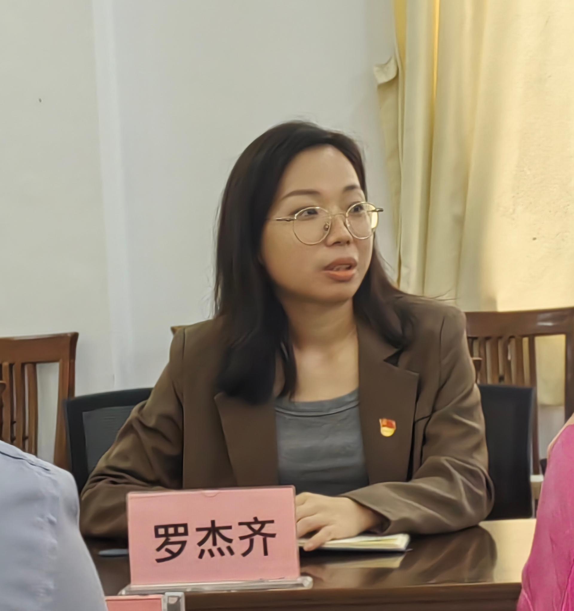 书记.jpg 书记.jpg